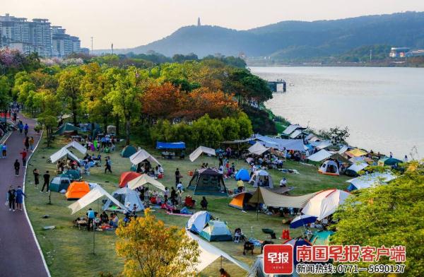 邕江边“小帐篷”火上热搜，这些事却让人头疼