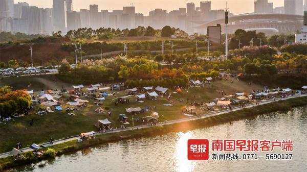 邕江边“小帐篷”火上热搜，这些事却让人头疼
