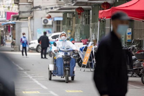 抢在封控前包好600只油面筋、300只百叶包，他们4人一个月来天天为150名老人供三餐