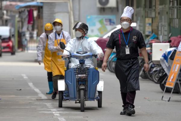 抢在封控前包好600只油面筋、300只百叶包，他们4人一个月来天天为150名老人供三餐