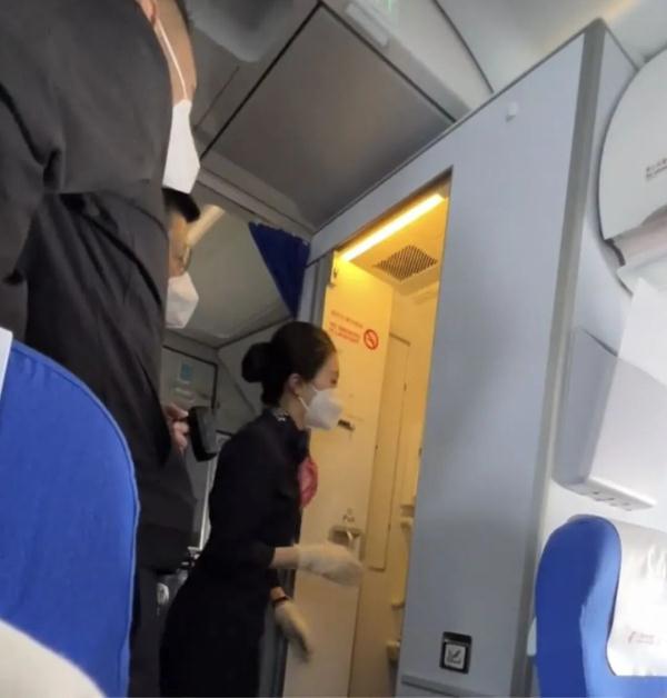 飞机将降落，女子在厕所30分钟仍不出来，强制开门一看竟在…
