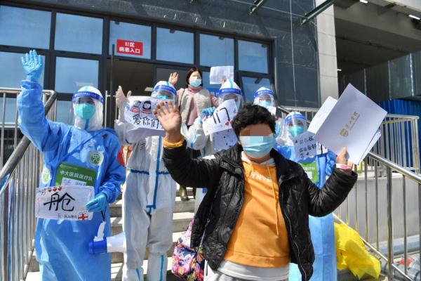 上海临港方舱医院首批近2000人康复出院