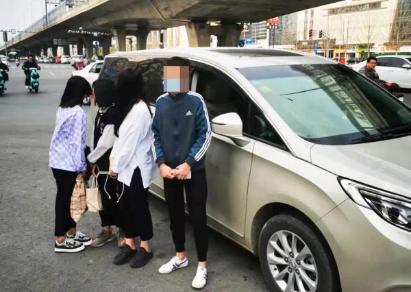 一个“敢”开，三个“敢”坐，未成年无证驾驶还载人