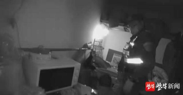 独居老人摔倒无法起身，多亏民警深夜及时救助