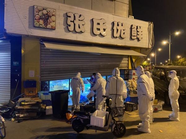 上海一水果超市擅自揭开封条开店被行政处罚