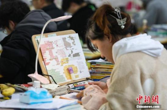 考研连上热搜，明年预估超500万人，年轻人为何热衷于考研？