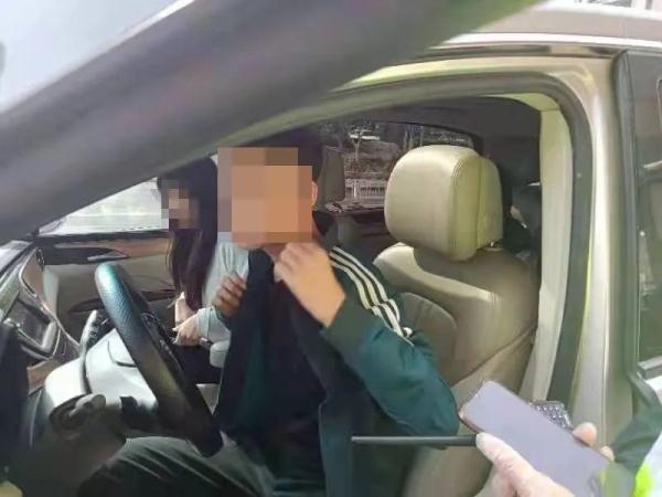一个“敢”开，三个“敢”坐，未成年无证驾驶还载人