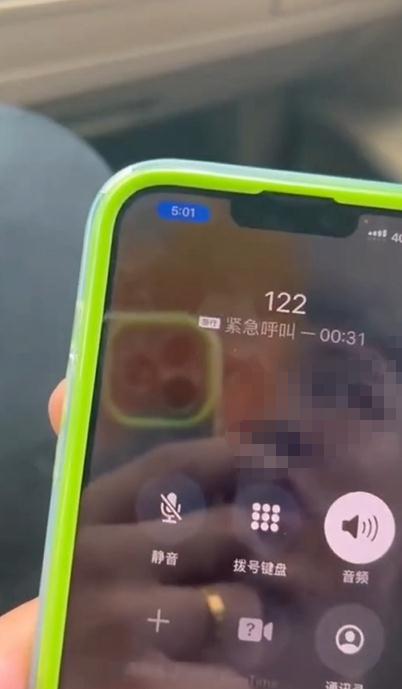 拉着领导撞人还跑?男子称被别车后报警遭推诿,青岛警方回应 拉着领导撞人还跑?男子称被别车后报警遭推诿,青岛警方回应