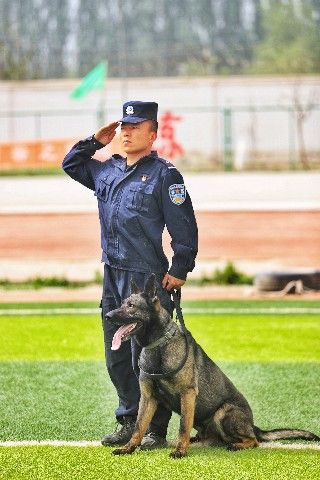 新疆和田民警跳水救助落水儿童