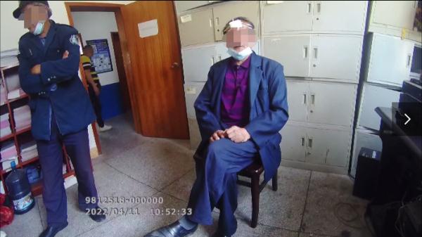 老人碰瓷嫌1000元赔偿少，自己报警讨公道反被抓