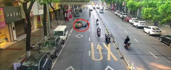 老人碰瓷嫌1000元赔偿少，自己报警讨公道反被抓
