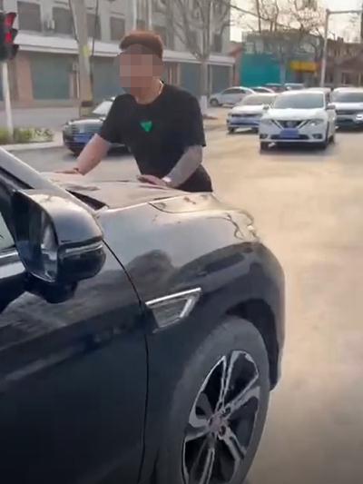 拉着领导撞人还跑?男子称被别车后报警遭推诿,青岛警方回应 拉着领导撞人还跑?男子称被别车后报警遭推诿,青岛警方回应