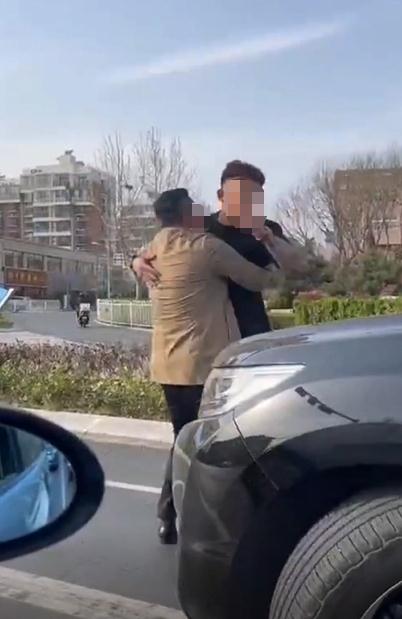 拉着领导撞人还跑?男子称被别车后报警遭推诿,青岛警方回应 拉着领导撞人还跑?男子称被别车后报警遭推诿,青岛警方回应