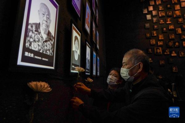 侵华日军南京大屠杀遇难同胞纪念馆为今年离世的大屠杀幸存者举行“熄灯”悼念仪式