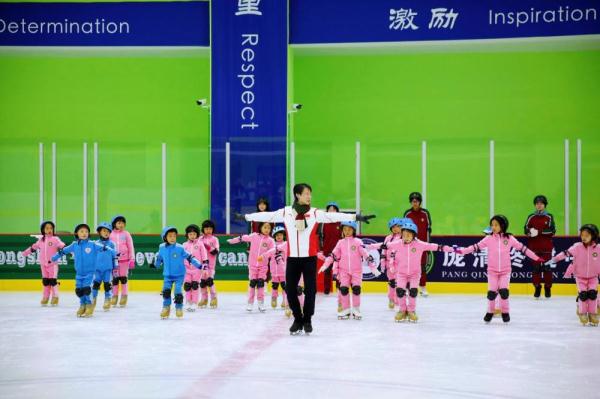 庞清佟健中杉冰雪学校在京揭牌