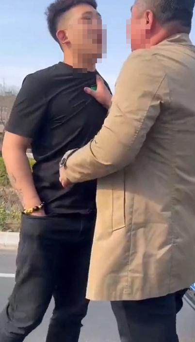 拉着领导撞人还跑?男子称被别车后报警遭推诿,青岛警方回应 拉着领导撞人还跑?男子称被别车后报警遭推诿,青岛警方回应