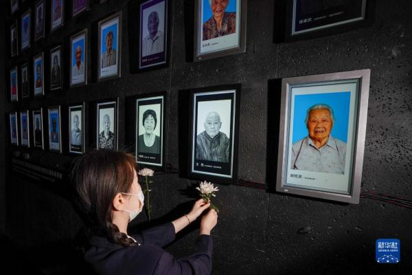 侵华日军南京大屠杀遇难同胞纪念馆为今年离世的大屠杀幸存者举行“熄灯”悼念仪式