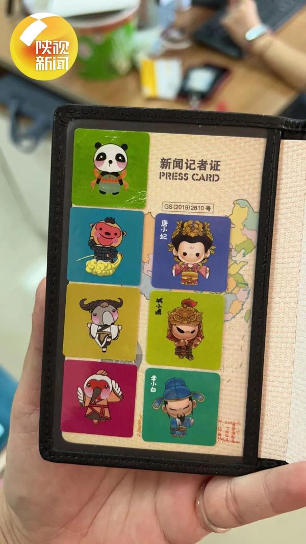 西安人喜欢收集核酸贴纸的背后……齐心、乐观、老陕的小活泼~