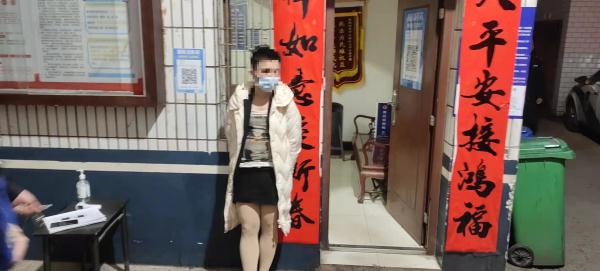 穿丝袜短裙潜进女休息室,19岁“女装大佬”盗窃手机被抓 穿丝袜短裙潜进女休息室,19岁“女装大佬”盗窃手机被抓