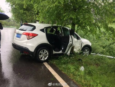 行車中車窗起霧手擦窗車撞樹