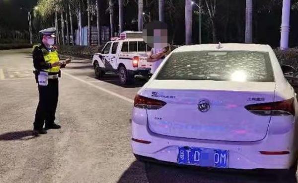 男子晚上载客赚外快，结果被拘留15天！只因驾驶证不久前被扣了！
