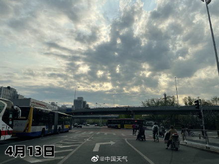 北京两天都刮风 怎么天空差别那么大？