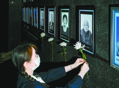 南京大屠杀幸存者照片墙又熄灭四盏灯