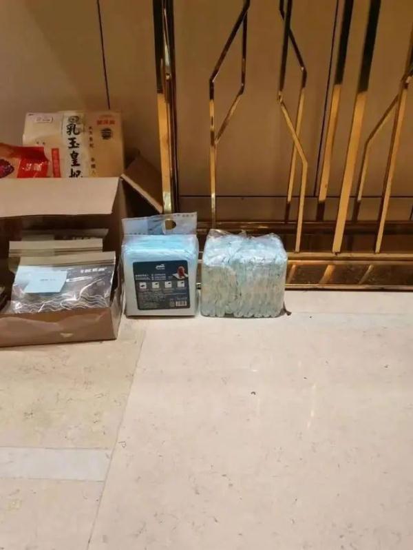 暖心又有趣！上海一男子将12罐可乐放在大厅供邻居自取，结果...