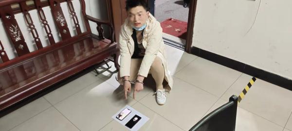 穿丝袜短裙潜进女休息室,19岁“女装大佬”盗窃手机被抓 穿丝袜短裙潜进女休息室,19岁“女装大佬”盗窃手机被抓