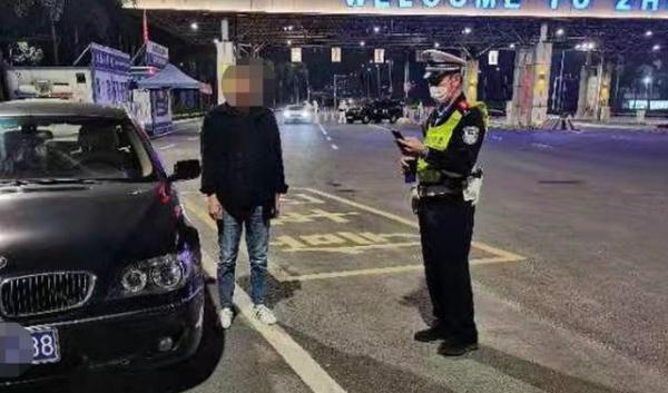 男子晚上载客赚外快，结果被拘留15天！只因驾驶证不久前被扣了！