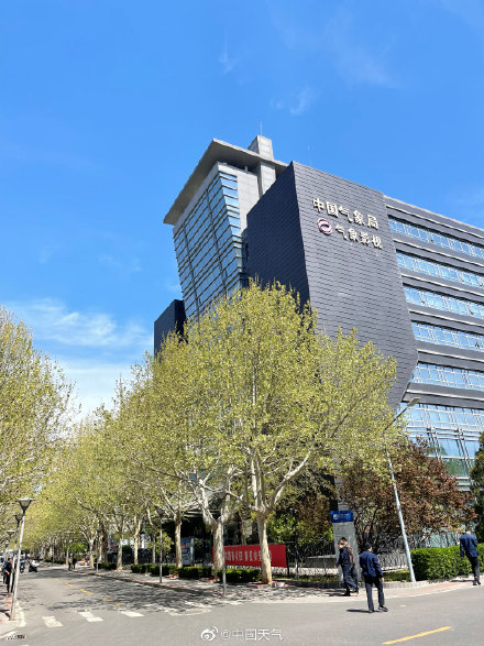 北京两天都刮风 怎么天空差别那么大？