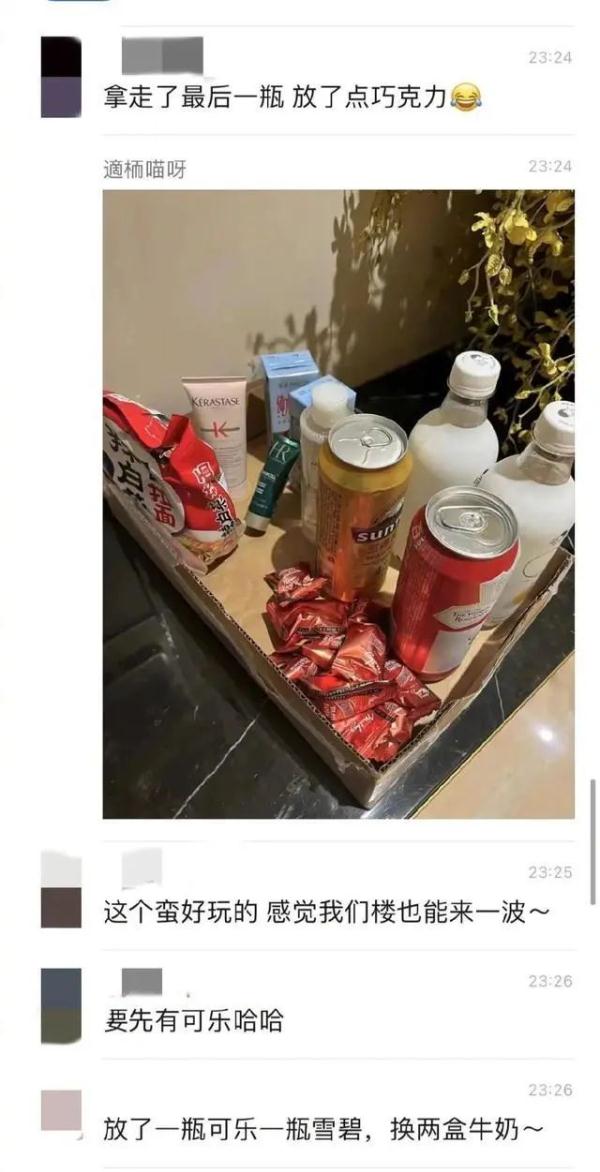 暖心又有趣！上海一男子将12罐可乐放在大厅供邻居自取，结果...