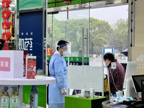 上海阿姨突发哮喘!10分钟不到送药上门…缓解买药难,他们恨不得有三头六臂 上海阿姨突发哮喘!10分钟不到送药上门…缓解买药难,他们恨不得有三头六臂