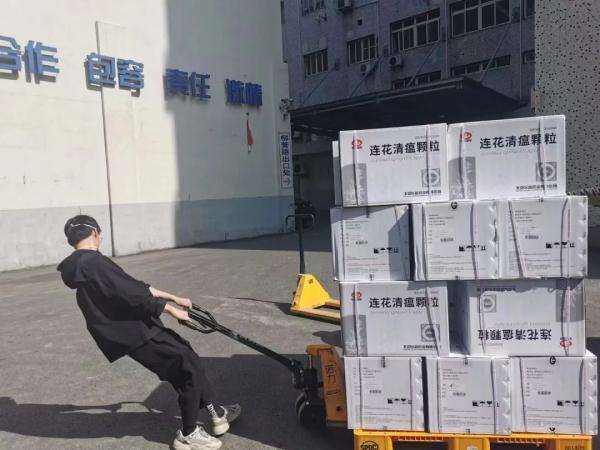 上海阿姨突发哮喘!10分钟不到送药上门…缓解买药难,他们恨不得有三头六臂 上海阿姨突发哮喘!10分钟不到送药上门…缓解买药难,他们恨不得有三头六臂