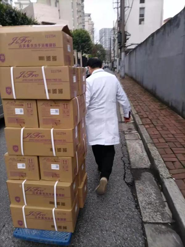 上海阿姨突发哮喘!10分钟不到送药上门…缓解买药难,他们恨不得有三头六臂 上海阿姨突发哮喘!10分钟不到送药上门…缓解买药难,他们恨不得有三头六臂