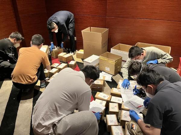 上海阿姨突发哮喘!10分钟不到送药上门…缓解买药难,他们恨不得有三头六臂 上海阿姨突发哮喘!10分钟不到送药上门…缓解买药难,他们恨不得有三头六臂