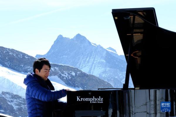 中国钢琴家郎朗在瑞士少女峰献艺
