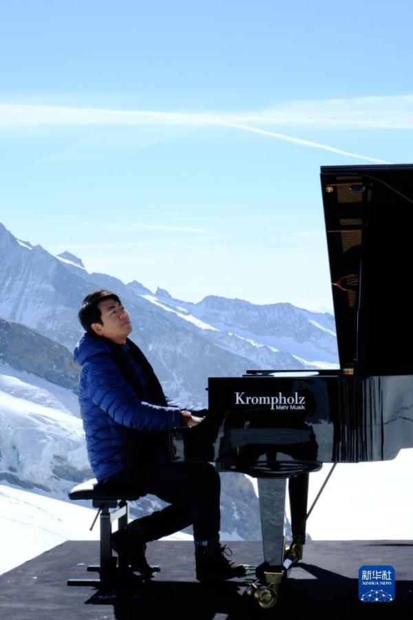 中国钢琴家郎朗在瑞士少女峰献艺