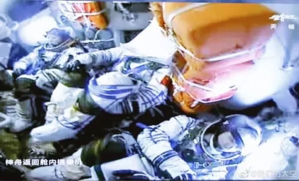 宇宙级羡慕！拥抱过后，王亚平含泪将“星星”递给女儿