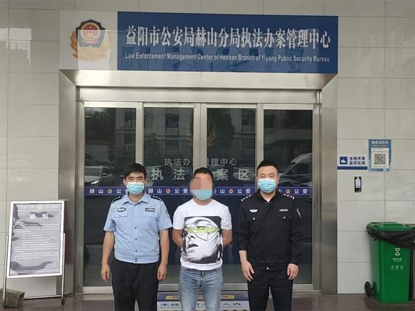 顾客买部手机，刚付完款商家收款码被冻结！立即报警……