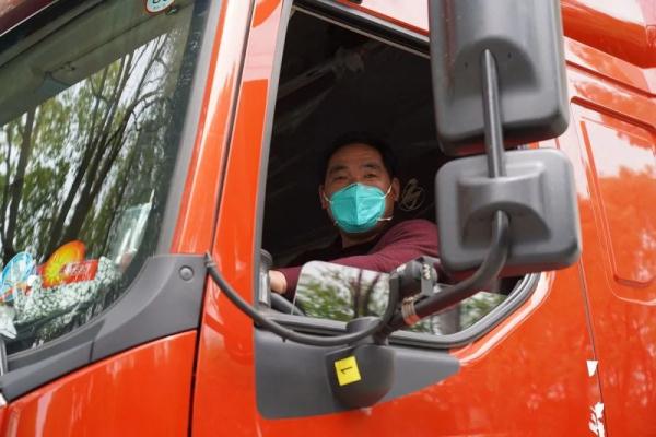 司机不入沪，保供物资由中转站运抵上海，高速困局这样破解→