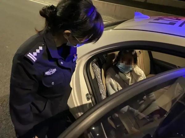 女警晕倒在抗疫一线，醒来后第一句话让人破防了