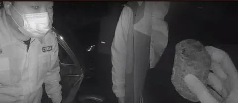 北京市民踏青捡到一铁疙瘩, 民警一看吓一跳,赶紧疏散路过群众! 北京市民踏青捡到一铁疙瘩, 民警一看吓一跳,赶紧疏散路过群众!