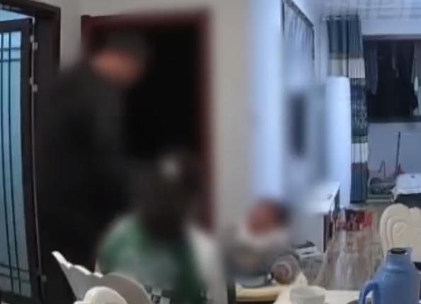 婴儿吃饭时被父亲扇脸殴打！警方通报