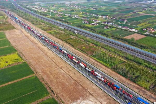 司机不入沪，保供物资由中转站运抵上海，高速困局这样破解→