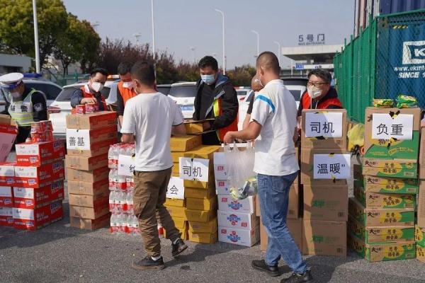 司机不入沪，保供物资由中转站运抵上海，高速困局这样破解→