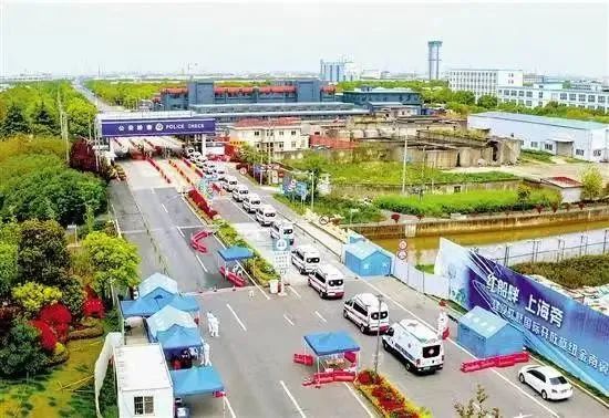 司机不入沪，保供物资由中转站运抵上海，高速困局这样破解→