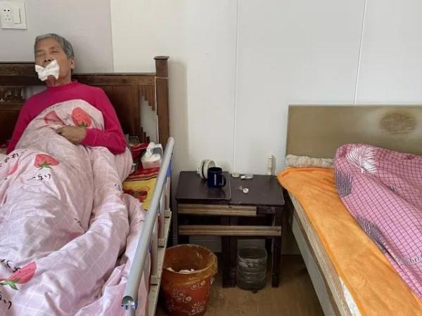男子与母亲同住一个卧室28年…真相泪崩