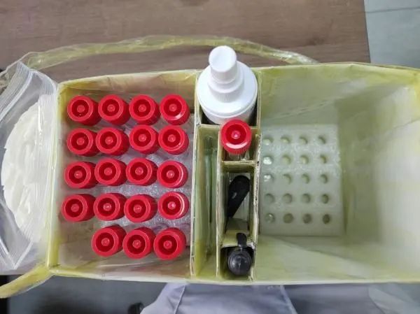 这些大白，用上了特制“爬楼”包