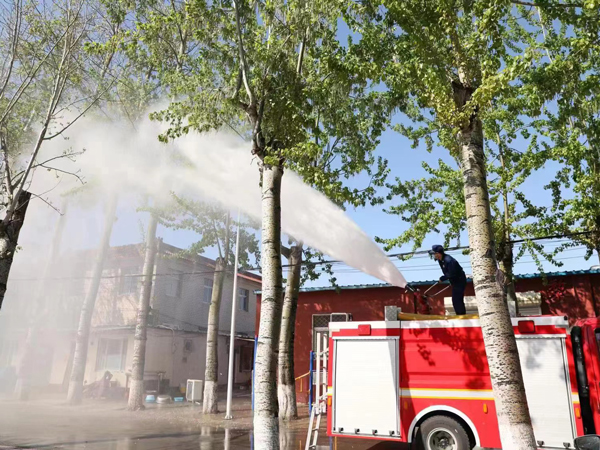 北京朝阳消防开展社会面杨柳絮湿化工作